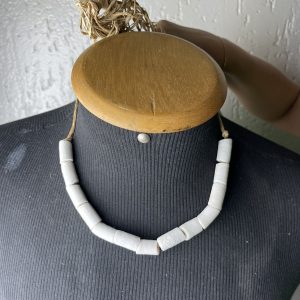 Colar Branco Pequeno